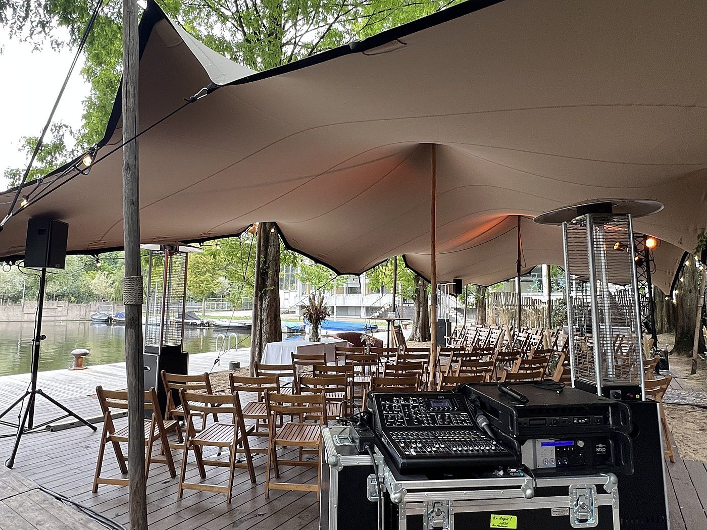 Sfeergeluid in de horeca: hoorbaar, niet storend